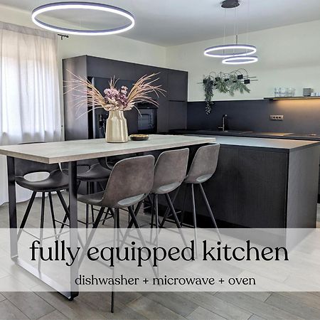 Spacious Villa With Pool, Indoor Jacuzzi And Sauna Near Porec Višnjan المظهر الخارجي الصورة