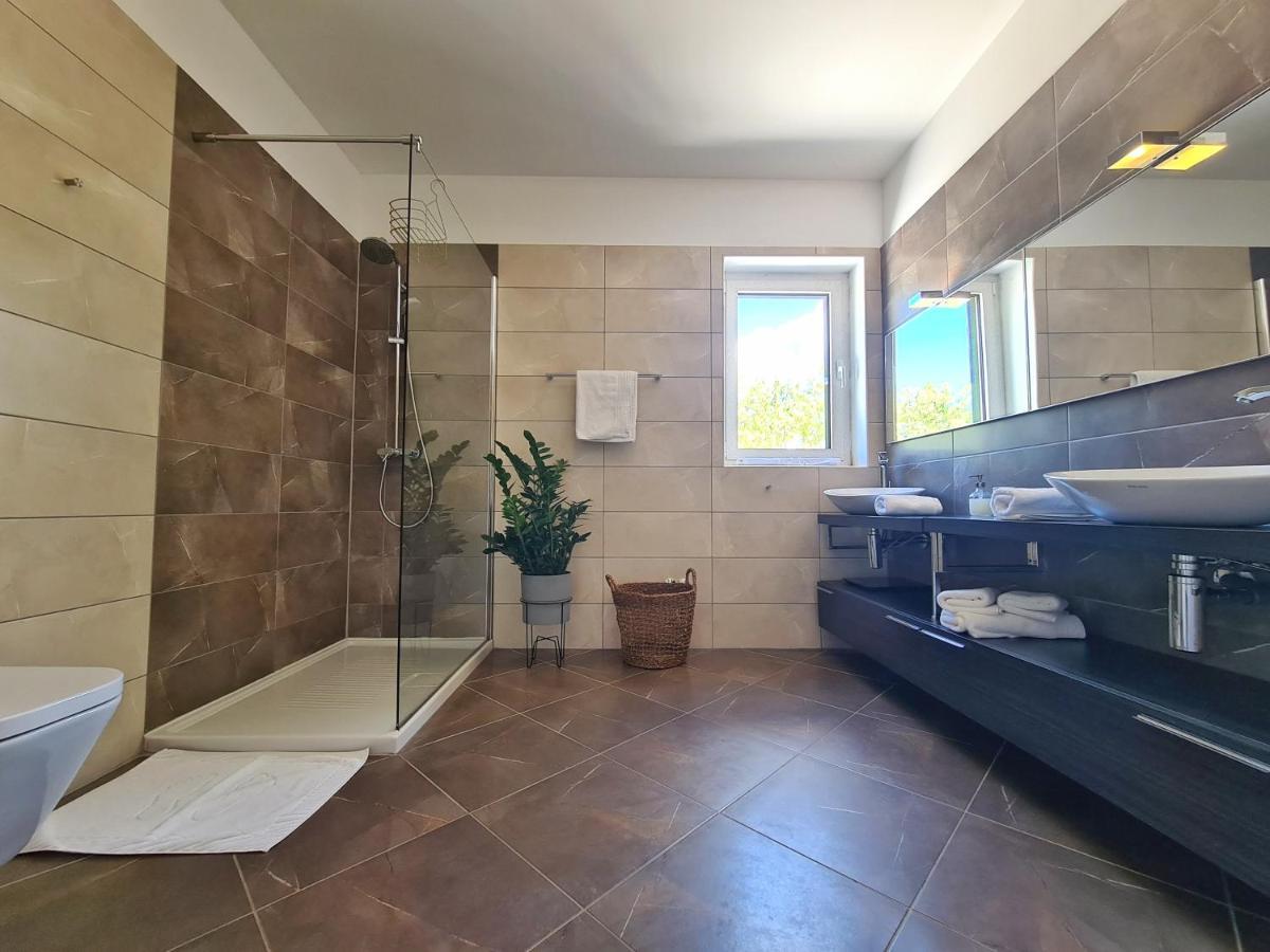 Spacious Villa With Pool, Indoor Jacuzzi And Sauna Near Porec Višnjan المظهر الخارجي الصورة