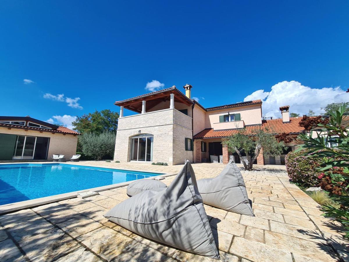 Spacious Villa With Pool, Indoor Jacuzzi And Sauna Near Porec Višnjan المظهر الخارجي الصورة