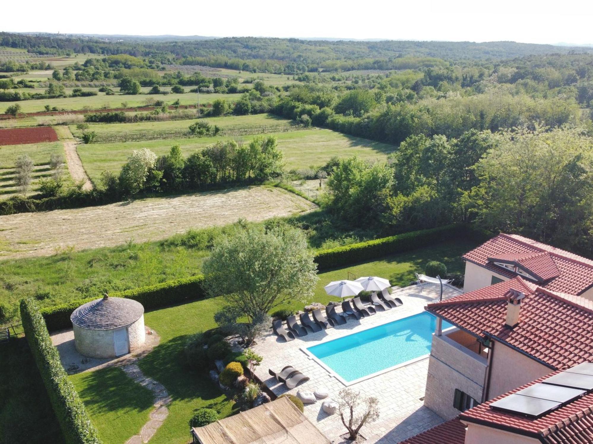 Spacious Villa With Pool, Indoor Jacuzzi And Sauna Near Porec Višnjan المظهر الخارجي الصورة