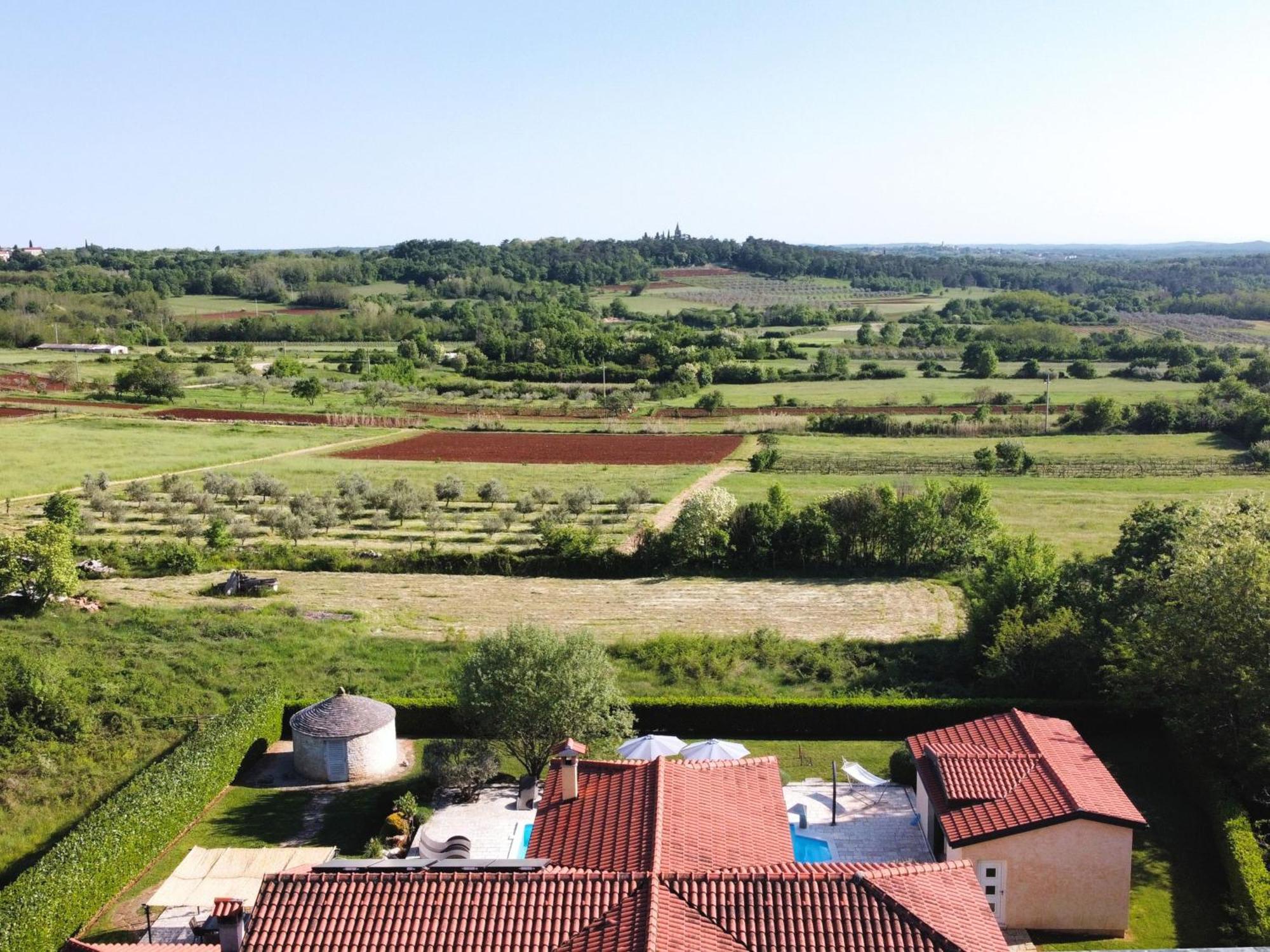Spacious Villa With Pool, Indoor Jacuzzi And Sauna Near Porec Višnjan المظهر الخارجي الصورة